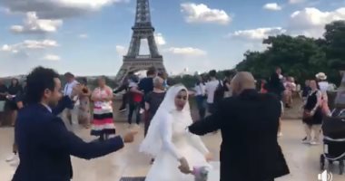 المصرى معروف بجبروته.. شاهد ما فعله زوجان مصريان فى زفافهما أمام برج إيفل