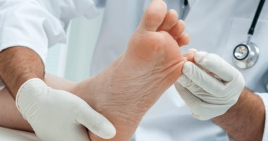 4 نصائح لحماية قدميك من الأمراض الجلدية منها نقعها بالماء والملح 