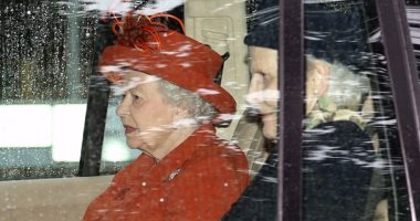 الملكة اليزابيث تتألق باللون الأحمر البراق خلال إجازتها الصيفية