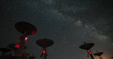 النجوم تضيء سماء صحراء كوبوتشى فى منغوليا