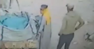 فيديو.. نباش قمامة وزوجته يسرقان غطاء بيارة صرف صحى بطنطا