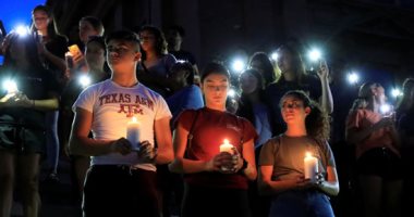 وقفة بالشموع تأبينا لضحايا حادث إطلاق النار بولاية تكساس الأمريكية