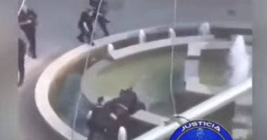 بحيلة ذكية.. الشرطة الإسبانية تلقى القبض على رجل يحمل سلاح أبيض ـ فيديو