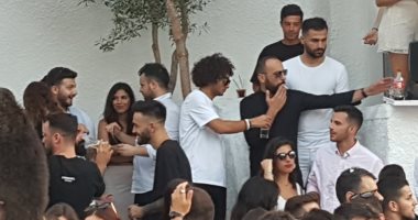 الإعلام اليونانى ينشر فيديو لـ عمرو وردة فى حفل مع أصدقائه