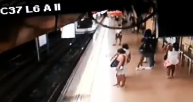 فيديو.. دفع شاب على قضبان قطار فى إسبانيا دون سبب 