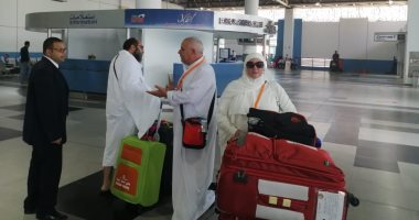 229 حاجا من أسر الشهداء يصلون مطار القاهرة استعداد للسفر إلى الأراضى المقدسة