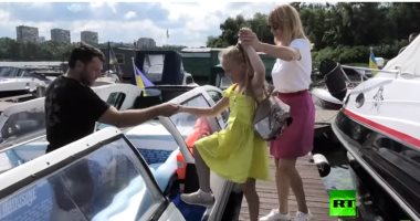 مخترع أوكرانى يحول قاربه إلى سيارة ليموزين.. فيديو