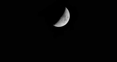القمر قرب نجم السماك الأعزل بقبة السماء فى ظاهرة مشاهدة بالعين المجردة