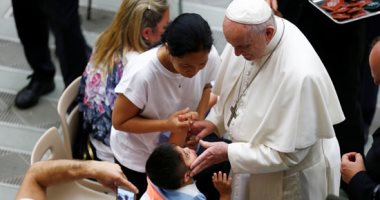بابا الفاتيكان يداعب الأطفال و يلتقط صور تذكارية أثناء القاء عظته بساحه القديس بولس