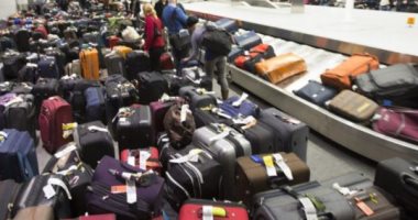 "ديلى ستار": مضيفون بشركات الطيران الإنجليزية يشكون من حمل الحقائب الثقيلة