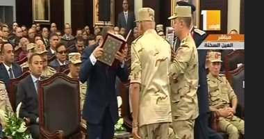 رئيس "النصر للكيماويات" يقدم المصحف الشريف هدية تذكارية للرئيس السيسى
