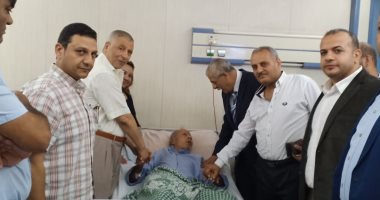 صور.. وفد من حزب الحرية المصرى يزور مصابى حادث معهد الأورام
