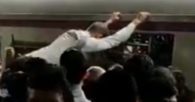 فيديو.. هندى يحاول صعود قطار "طيرانا" بسبب الزحام الشديد