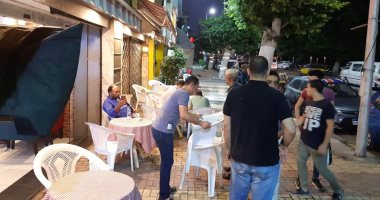صور.. حملة مسائية لإزالة إشغالات الطريق لمقاهى كورنيش الإسكندرية