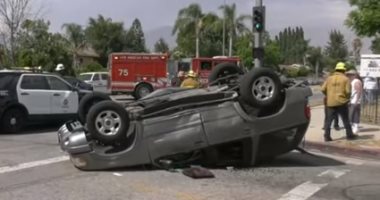 فيديو.. ممثل أمريكى شهير ينقذ طفلاً بعد انقلاب سيارته فى حادث تصادم