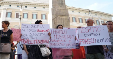 صور.. إيطاليون يتظاهرون فى شوارع روما دعما لمصر فى حربها ضد الإرهاب