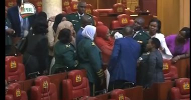 صور.. طرد النائبة "زليخة" من البرلمان الكينى بسبب رضيعها