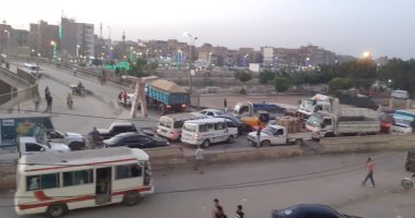 صور.. أزمة مرورية بمدينة بلبيس والأهالى يطالبون برقابة على التوك توك