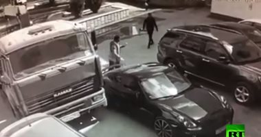 شاهد.. رجل يوقف شاحنة بيديه لتجنب صدامها بسيارة فارهة