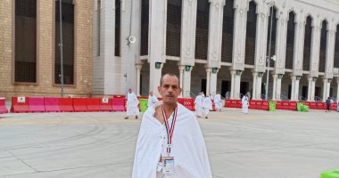 يا رايحين للنبى الغالى.. قارئ يشارك صورته أمام مسجد نمرة خلال أداء مناسك الحج