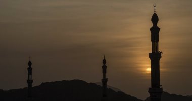 صور.. مسجد نمرة بعد غروب الشمس يخطف القلوب والأبصار