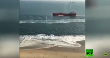 فيديو.. سفينة تتسبب بأمواج مروعة وتجرف مرتادي شاطئ هولندى