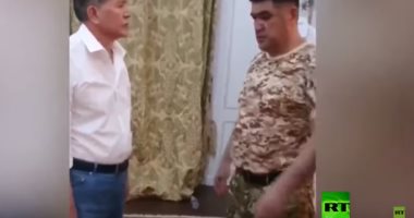 فيديو.. لحظة تسليم رئيس قرجيزستان السابق نفسه إلى السلطات