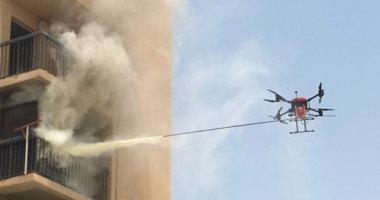 قوات الدفاع المدنى بالإمارات تختبر طائرة مُسيرة لإخماد الحرائق