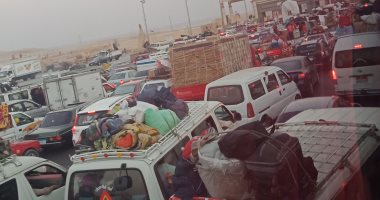 صور.. زحام شديد على الطرق الصحراوية قبل يوم من عيد الأضحى