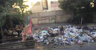 تراكم القمامة فى شارع الدويدار بحدائق القبة يزعج السكان