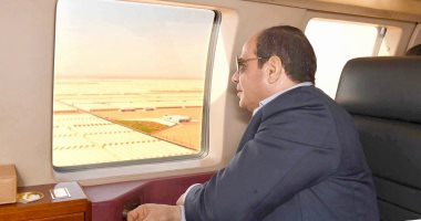 السيسي يتفقد مشروعات الصوب الزراعية بقاعدة "محمد نجيب" جواً