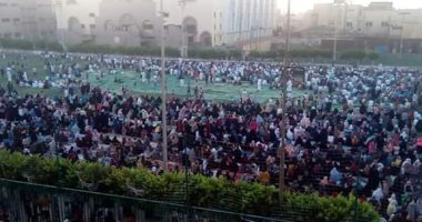 صور.. محافظ الشرقية وقيادات الأمن يؤدون صلاة العيد باستاد الزقازيق