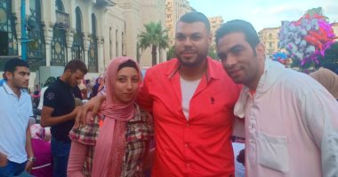 صور.. شادى محمد يلتقط الصور التذكارية مع مواطنين الإسكندرية عقب صلاة العيد