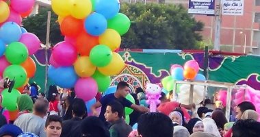 صور .. بهجة أهالى مطروح والمصطافين بالعيد فى الشوارع والساحات