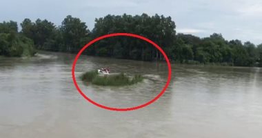 شاب هندى يغرق سيارة هدية فى النهر لرغبته بموديل آخر.. فيديو 