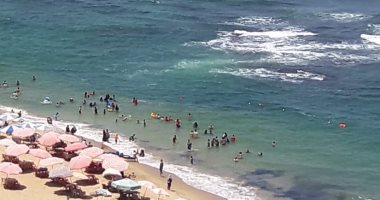 فيديو وصور.. إقبال على الشواطئ فى أول أيام عيد الأضحى المبارك بالإسكندرية
