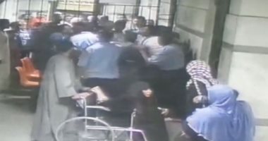 فيديو.. تفاصيل تعدى أقارب أحد المرضى على مستشفى سوهاج الجامعى
