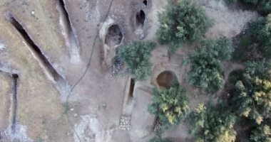 تضم 14 شخصا.. اكتشاف مقابر حجرية غامضة باليونان يرجع تاريخها لـ1300 سنة
