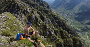 لقطات رائعة لكلب يخوض مغامرة فى أخطر جبال أسكتلندا.. شوف الصور