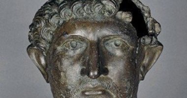 شاهد.. رأس الإمبراطور الرومانى هادريان البرونزى بعد خروجه من "التايمز"