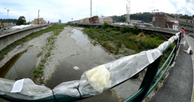 صور.. وقفة بالورود فى جنوة بإيطاليا تأبينا لضحايا حادث انهيار جسر موراندى