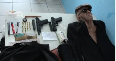 لص يقتحم بنكا فى البرازيل متنكرا فى زى رجل مسن بسلاح "لعبة"