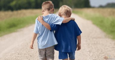 ساعدى طفلك يكون شخص اجتماعى.. دراسة: الصداقات الوثيقة تزيد الثقة بالنفس