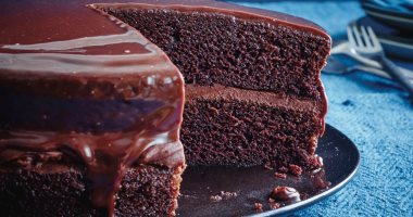 الحلو بشكل تانى.. طريقة عمل Fudge Cake الشوكولاتة