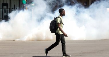الشرطة تطلق الغاز المسيل للدموع على متظاهرين ضد حكومة زيمبابوى