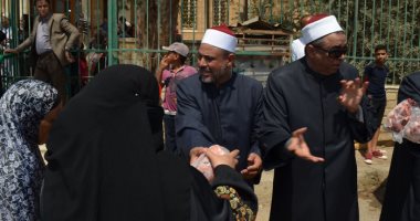 صور.. توزيع أول دفعة من لحوم الأضاحى بمسجد بن عطاء الله السكندرى بالقاهرة