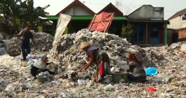 سكان قرية بأندونيسيا: العمل بفرز النفايات يمكننا من تعليم الأولاد