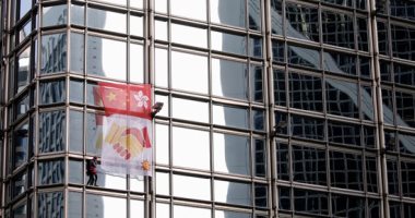 "الرجل العنكبوت" يتسلق برجا فى هونج كونج ويرفع راية للمصالحة