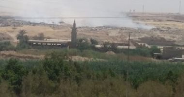 صور.. حرق القمامة يحاصر التجمع الثالث بسحابة دخان