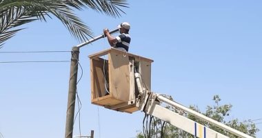 صور .. إنارة مقابر قفادة بالمنيا بكشافات جديدة